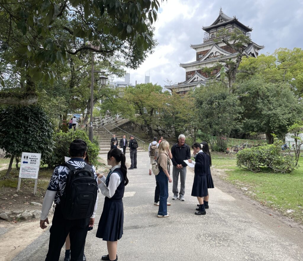 高2「英語会話」 広島城で特別授業!